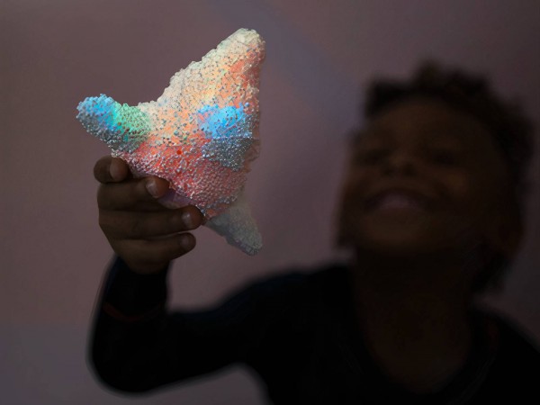 Entdecken Sie den ganzen sensorischen Spielspaß von Glow-in-the-Dark Playfoam.