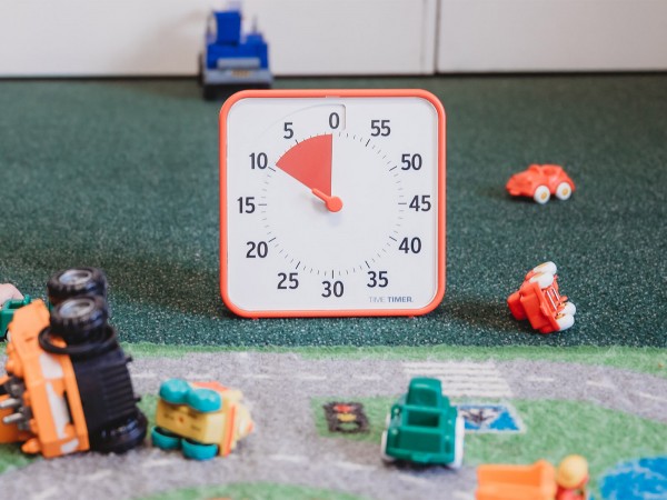 TimeTimer Mittel Orange beim Spielen - Zeit verstehen