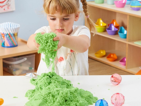 Kinde spielt und lernt mit kinetischem Sand