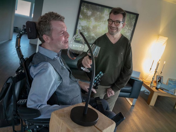 Hands-Free Glass - Weinglas in praktische Anwendung - Manuel Arn und Daniel Peter