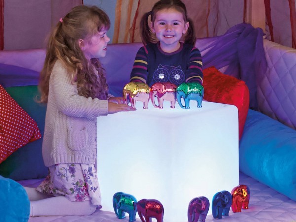 Table de cubes lumineux qui change le couleur