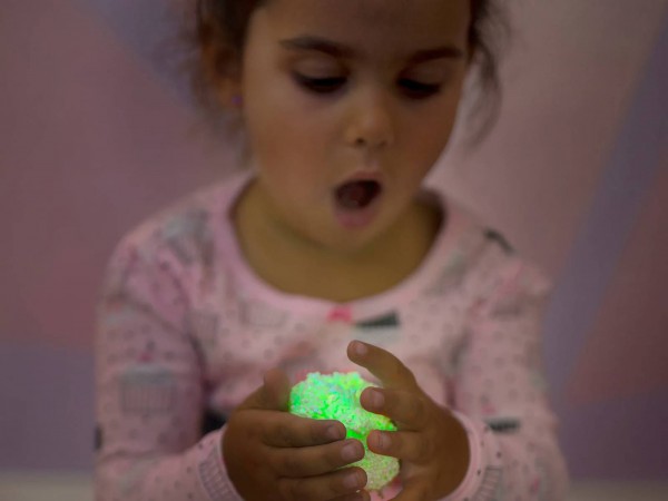 Entdecken Sie den ganzen sensorischen Spielspaß von Glow-in-the-Dark Playfoam.