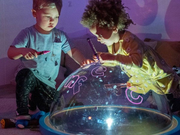 Immersiver Projektor - Sphärenförmig