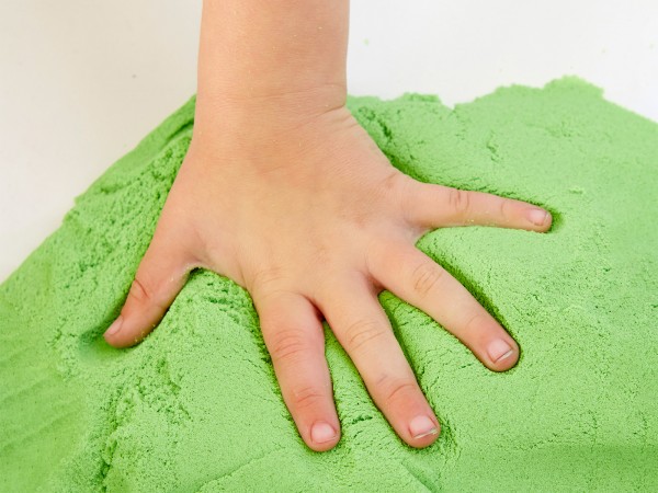 Kinetischer Sand zusammendrücken